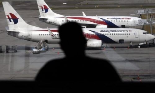 Máy bay Malaysia Airlines cháy động cơ, hạ cánh khẩn cấp