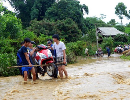 Áp thấp nhiệt đới mạnh thêm, mưa lũ diễn biến phức tạp