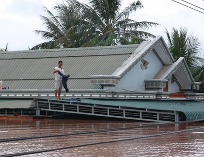 Sau bão số 8, nước lũ dâng tận... mái nhà 