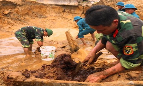 Phát hiện hàng trăm quả bom bi dưới ruộng lúa ở Nghệ An