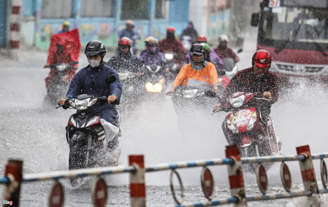 TP.HCM bất ngờ đổ mưa vào sáng sớm