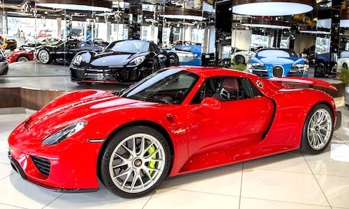 Porsche 918 Spyder “màu áo” Ferrari chốt giá 36,3 tỷ