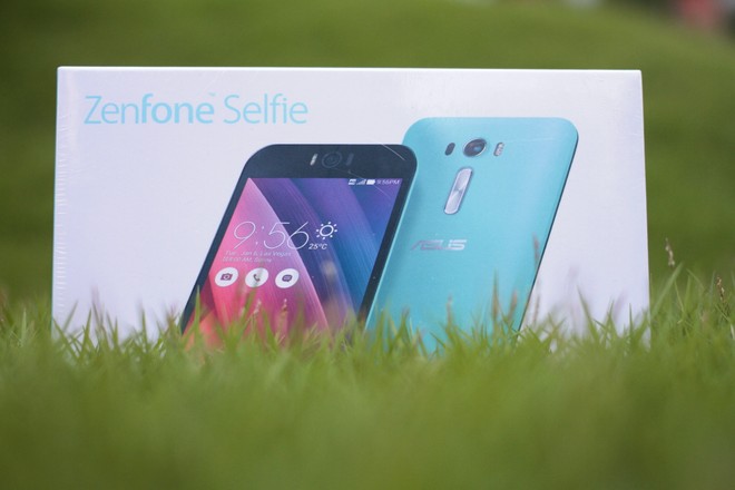 Ảnh mở hộp điện thoại Asus Zenfone Selfie ở Việt Nam