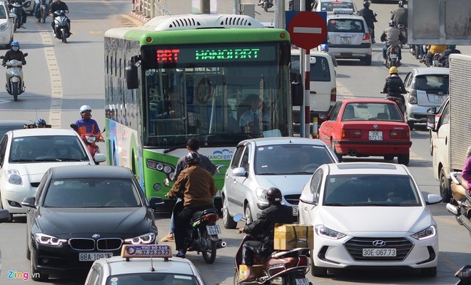 Này anh đẹp trai, sao anh nỡ đi vào làn xe buýt nhanh?