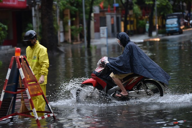 Mưa xối xả ở Hà Nội, nhiều tuyến phố ngập úng