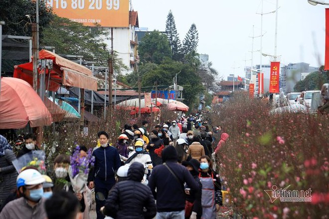 Dòng xe xuôi ngược trên hè dưới phố ngày 28 Tết, ô tô 'bò' trên đường Hà Nội