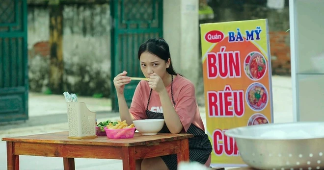 Quán bún riêu đi từ "Thương Ngày Nắng Về" giờ sang tận "Đấu Trí" 