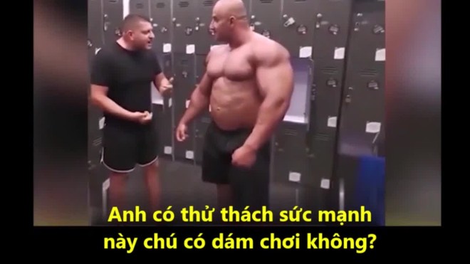 Video: Lực sĩ cũng bó tay với thử thách bóc miếng dán sau lưng