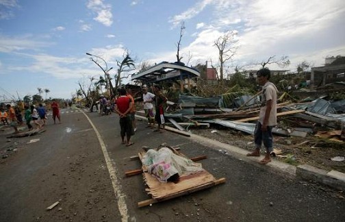 Cha tuyệt vọng nhìn 3 con bị bão Haiyan cuốn chết