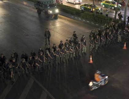 Vì sao quân đội Thái bắt giam cựu Thủ tướng Yingluck, các lãnh đạo biểu tình?