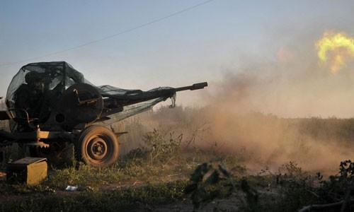 Pháo kích hạng nặng rung chuyển thành trì Donetsk