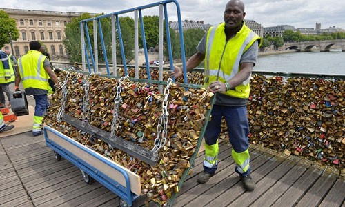 Cảnh dỡ bỏ hàng nghìn chiếc khóa trên “cầu tình yêu” Paris