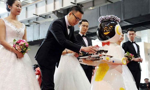 Trào lưu robot làm bồi bàn đám cưới Trung Quốc