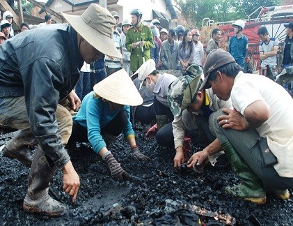 Cả nhà lọ mọ bới tro tìm vàng sau cháy nhà