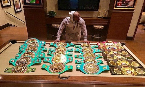 Tay đấm Floyd Mayweather khoe của, khoe chiến tích gây choáng