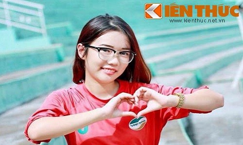 Nữ CĐV miền Nam xinh đẹp “tỏ tình” với đội bóng đất Bắc