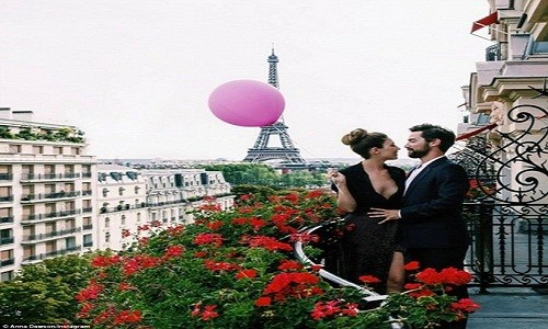 Gái xinh tung tẩy ôm bóng bay màu hồng phượt khắp Paris