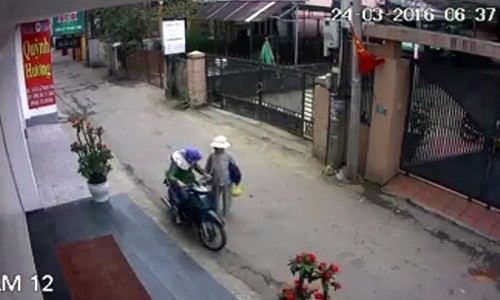 Camera ghi cảnh tội phạm "thôi miên" trộm tiền cụ già 79 tuổi