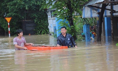 Hoãn cưới vì cô dâu kẹt ở đèo Cả, quê nhà nước lũ mênh mông