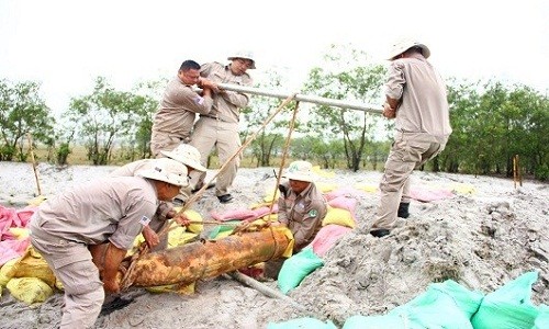 Chặn kịp thời nhóm đào bom khủng mổ lấy thuốc nổ bán