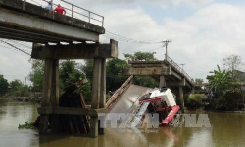 Nhóm thanh niên cầm dao vào trạm y tế dọa chém bệnh nhân