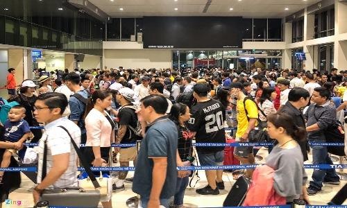 Sân bay Tân Sơn Nhất quá tải, nhiều người ngủ gục chờ check-in