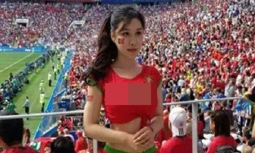 Ăn mặc “khoe hàng” tại World Cup, hot girl Trung Quốc bị ném đá tơi tả