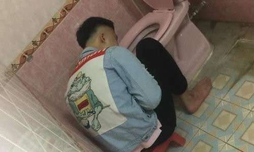 Nhậu say bí tỉ, anh chàng được hộ tống vào toilet cùng chăn chiếu