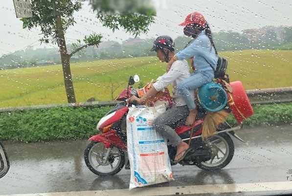 Thanh niên bị chỉ trích vì liều lĩnh để bạn gái ngồi trên đống đồ sau xe