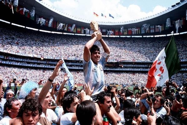 Thú vị hành trình "nên thánh bóng đá thế giới" của huyền thoại Maradona