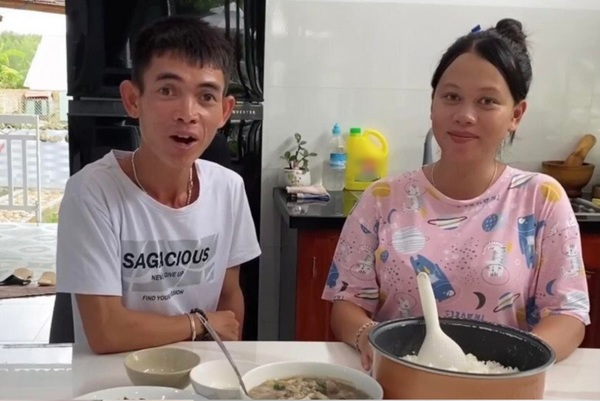 Youtuber "chăn bò" So Y Tiết lộ nhan sắc của vợ