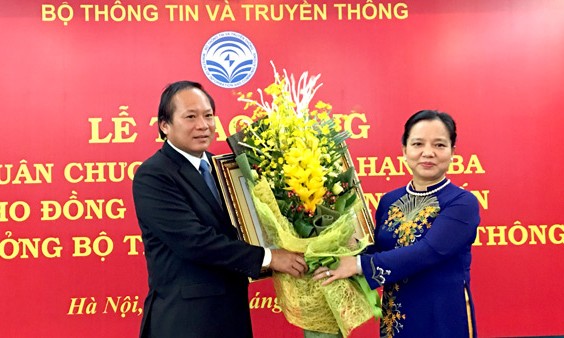 Bộ trưởng TT-TT Trương Minh Tuấn nhận Huân chương Lao động hạng Ba