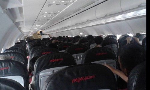 Tại sao VietJetAir cấm khách đi vệ sinh trên máy bay?