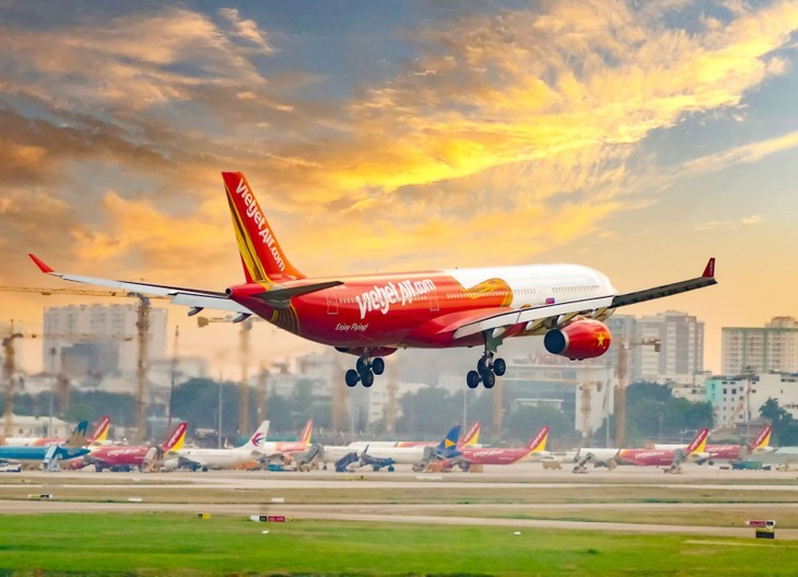 Vietjet tang chuyen bay dem cung loat khuyen mai trong cao diem he