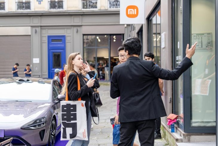 Xiaomi SU7 xuat hien tai trien lam o Paris, sap ban o chau Au?-Hinh-4