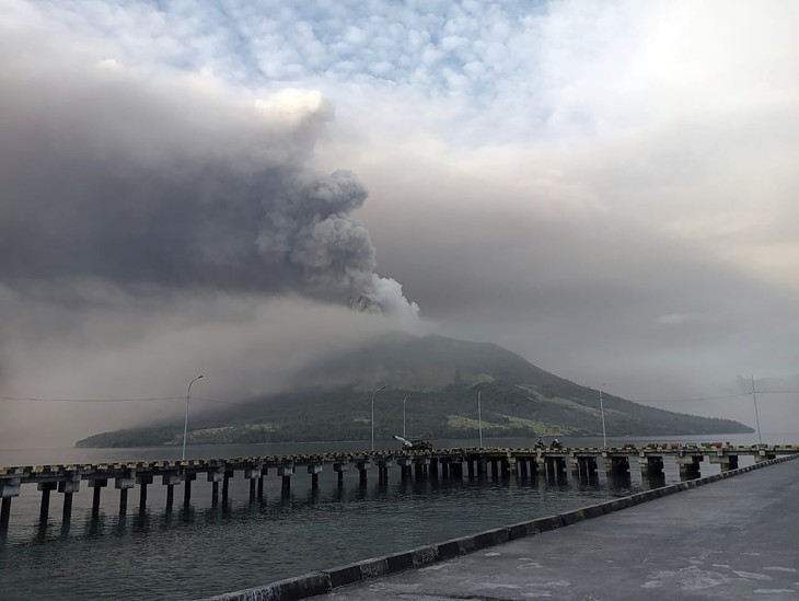Núi lửa Mount Ruang được nhìn thấy trong vụ phun trào từ đảo Tagulandang, Indonesia, Thứ Năm, 18/4 (ảnh AP)