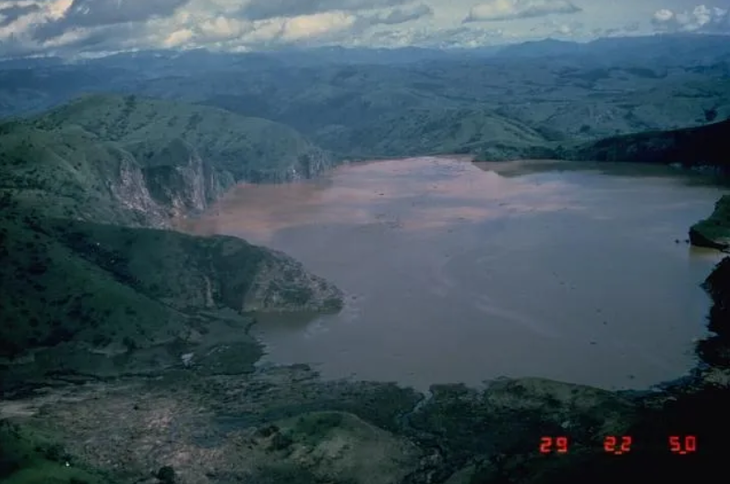 Hồ Nyos đã giết chết hàng trăm người khi nó chuyển tải lượng carbon dioxide. (ảnh: Jack Lockwood, 1986 (Khảo sát Địa chất Hoa Kỳ))