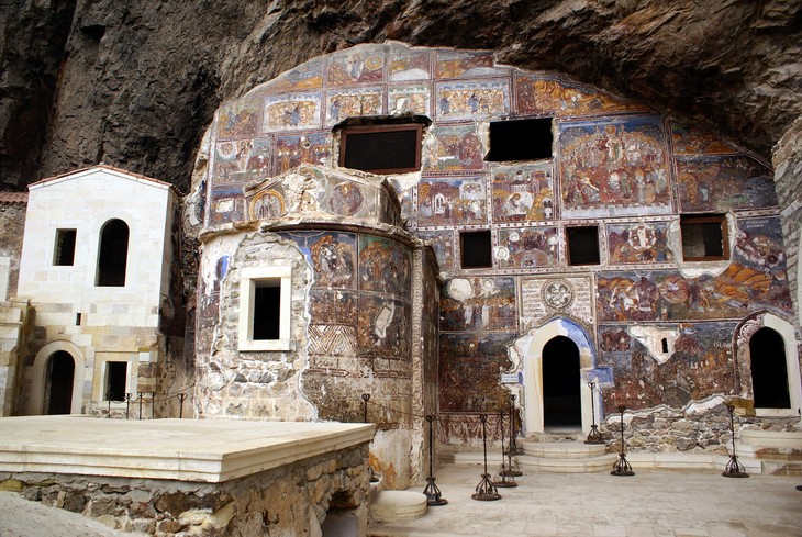 Tu viện gần 2.000 tuổi nằm ở vị trí "khó lường"