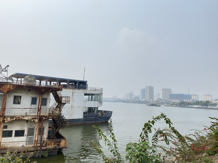 Theo ghi nhận của phóng viên, tại thời điểm tháng 3/2023 tại khu vực Đầm Bẩy (Hồ Tây) còn 3 du thuyền. Tất cả đều trong tình trạng xuống cấp trầm trọng, cũ nát, hoang tàn. Ảnh: T.Huy Theo ghi nhận của phóng viên, tại thời điểm tháng 3/2023 tại khu vực Đầm Bẩy (Hồ Tây) còn 3 du thuyền. Tất cả đều trong tình trạng xuống cấp trầm trọng, cũ nát, hoang tàn. Ảnh: T.Huy