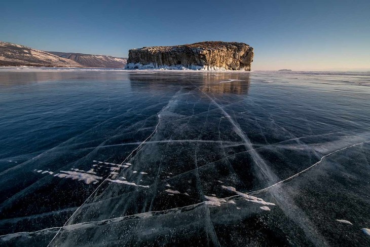 Hồ Baikal (31.500 km2) ở Nga là hồ nước ngọt lớn nhất tính theo thể tích, chứa 22-23% lượng nước ngọt trên bề mặt Trái Đất. Đây cũng là hồ sâu nhất hành tinh với độ sâu tối đa là 1.642 m. Ngoài ra, hồ Baikal cũng là một trong những hồ nước lâu đời và có nước trong nhất thế giới. UNESCO đã tuyên bố hồ nước này là di sản thế giới vào năm 1996. Ảnh: Wanson Luk. Hồ Baikal (31.500 km2) ở Nga là hồ nước ngọt lớn nhất tính theo thể tích, chứa 22-23% lượng nước ngọt trên bề mặt Trái Đất. Đây cũng là hồ sâu nhất hành tinh với độ sâu tối đa là 1.642 m. Ngoài ra, hồ Baikal cũng là một trong những hồ nước lâu đời và có nước trong nhất thế giới. UNESCO đã tuyên bố hồ nước này là di sản thế giới vào năm 1996. Ảnh: Wanson Luk.
