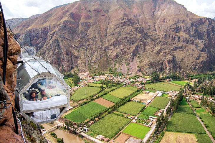 Thung lũng Skylodge (Peru) gồm nhiều dãy phòng bằng nhôm và polycarbonate, giúp bảo vệ du khách khỏi các yếu tố độ cao mà không cản trở tầm nhìn tuyệt vời ở vùng núi cao. Đặc biệt, để đến thung lũng, du khách phải leo núi đá hoặc đi bộ theo đường mòn. Địa điểm nghỉ dưỡng thích hợp cho du khách thích độ cao và mạo hiểm. Ảnh: internet. Thung lũng Skylodge (Peru) gồm nhiều dãy phòng bằng nhôm và polycarbonate, giúp bảo vệ du khách khỏi các yếu tố độ cao mà không cản trở tầm nhìn tuyệt vời ở vùng núi cao. Đặc biệt, để đến thung lũng, du khách phải leo núi đá hoặc đi bộ theo đường mòn. Địa điểm nghỉ dưỡng thích hợp cho du khách thích độ cao và mạo hiểm. Ảnh: internet.