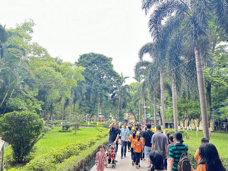 Đa số là những gia đình có con nhỏ, tuy nhiên cũng có nhiều bạn học sinh, sinh viên và các bạn trẻ tranh thủ ngày cuối tuần thời tiết đẹp để vào vườn thú tham quan. Đa số là những gia đình có con nhỏ, tuy nhiên cũng có nhiều bạn học sinh, sinh viên và các bạn trẻ tranh thủ ngày cuối tuần thời tiết đẹp để vào vườn thú tham quan.