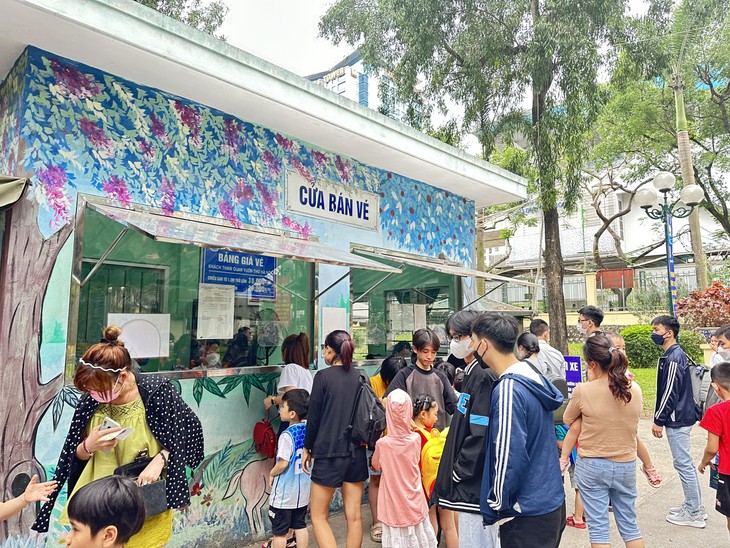 Theo ghi nhận của PV , tại khu vực cổng (Trạm trung chuyển Cầu Giấy, nút giao Kim Mã - Cầu Giấy) rất đông người dân xếp hàng mua vé. Ảnh:T.Huy Theo ghi nhận của PV , tại khu vực cổng (Trạm trung chuyển Cầu Giấy, nút giao Kim Mã - Cầu Giấy) rất đông người dân xếp hàng mua vé. Ảnh:T.Huy
