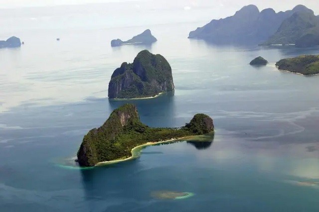 Đảo Dilumacad được tìm thấy ở El Nido, Palawan, Philippines thu hút sự chú ý của du khách vì hình dạng của nó trông giống hệt một chiếc máy bay trực thăng không có cánh quạt. Khi đến gần hòn đảo, du khách sẽ thấy rõ những vách đá sừng sững và khu rừng nhiệt đới xanh thẫm. Phóng tầm mắt xuống từ đuôi “trực thăng”, ta sẽ thấy một bãi biển cát trắng trải dài, chạy dọc theo thân hòn đảo. Đảo Dilumacad được tìm thấy ở El Nido, Palawan, Philippines thu hút sự chú ý của du khách vì hình dạng của nó trông giống hệt một chiếc máy bay trực thăng không có cánh quạt. Khi đến gần hòn đảo, du khách sẽ thấy rõ những vách đá sừng sững và khu rừng nhiệt đới xanh thẫm. Phóng tầm mắt xuống từ đuôi “trực thăng”, ta sẽ thấy một bãi biển cát trắng trải dài, chạy dọc theo thân hòn đảo.