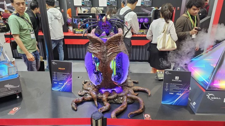 Dàn PC Facehugger trong Alien: Không ai thích có một con Facehugger trên mặt mình, nhưng trên mặt bàn thì OK. Vì vậy nên ở quầy triển lãm của G.Skill tại Computex 2023, chiếc thùng máy Facehugger này đã thu hút sự chú ý của khách tham quan bởi hình dáng độc lạ của mình. Nó cũng có cấu hình khá khủng, với CPU Intel Core i7 13700K, 32GB RAM DDR5-6000 tới từ dòng Trident Z của G.Skill's, card đồ họa ASUS TUF Gaming Geforece RTX 3070 và ổ đĩa SSD 500GB Samsung 870 EVO. Ảnh: internet. Dàn PC Facehugger trong Alien: Không ai thích có một con Facehugger trên mặt mình, nhưng trên mặt bàn thì OK. Vì vậy nên ở quầy triển lãm của G.Skill tại Computex 2023, chiếc thùng máy Facehugger này đã thu hút sự chú ý của khách tham quan bởi hình dáng độc lạ của mình. Nó cũng có cấu hình khá khủng, với CPU Intel Core i7 13700K, 32GB RAM DDR5-6000 tới từ dòng Trident Z của G.Skill's, card đồ họa ASUS TUF Gaming Geforece RTX 3070 và ổ đĩa SSD 500GB Samsung 870 EVO. Ảnh: internet.