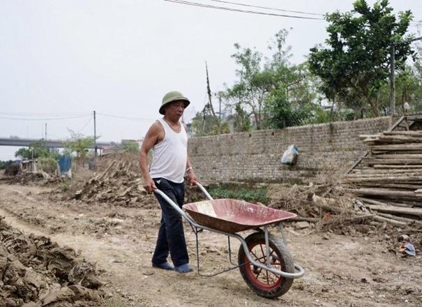 Năm nay, chúng tôi hoãn Tết, đợi 15 tháng nữa mới có Tết. Ông Mai Văn Dũng, 40 năm trồng đào chua chát nói. Năm nay, chúng tôi hoãn Tết, đợi 15 tháng nữa mới có Tết. Ông Mai Văn Dũng, 40 năm trồng đào chua chát nói.