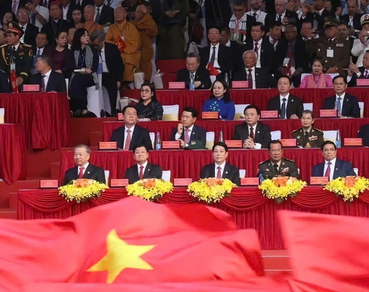 Lễ kỷ niệm, diễu binh, diễu hành và các hoạt động kỷ niệm 50 năm Ngày Giải phóng miền Nam, thống nhất đất nước (30/4/1975 - 30/4/2025) khai mạc vào lúc 7h00 sáng 30/4 tại TP HCM. Tham dự buổi lễ có Tổng Bí thư Tô Lâm, Chủ tịch nước Lương Cường, Chủ tịch Quốc hội Trần Thanh Mẫn, Thủ tướng Chính phủ Phạm Minh Chính, các lãnh đạo, nguyên lãnh đạo Đảng, Nhà nước, Mặt trận Tổ quốc Việt Nam; đại diện các ban, bộ, ngành Trung ương; lãnh đạo TP HCM và lãnh đạo các tỉnh, thành phố trực thuộc Trung ương. Đến dự buổi lễ còn có lãnh đạo các nước trên thế giới, các chính đảng và bạn bè quốc tế. Lễ kỷ niệm, diễu binh, diễu hành và các hoạt động kỷ niệm 50 năm Ngày Giải phóng miền Nam, thống nhất đất nước (30/4/1975 - 30/4/2025) khai mạc vào lúc 7h00 sáng 30/4 tại TP HCM. Tham dự buổi lễ có Tổng Bí thư Tô Lâm, Chủ tịch nước Lương Cường, Chủ tịch Quốc hội Trần Thanh Mẫn, Thủ tướng Chính phủ Phạm Minh Chính, các lãnh đạo, nguyên lãnh đạo Đảng, Nhà nước, Mặt trận Tổ quốc Việt Nam; đại diện các ban, bộ, ngành Trung ương; lãnh đạo TP HCM và lãnh đạo các tỉnh, thành phố trực thuộc Trung ương. Đến dự buổi lễ còn có lãnh đạo các nước trên thế giới, các chính đảng và bạn bè quốc tế.