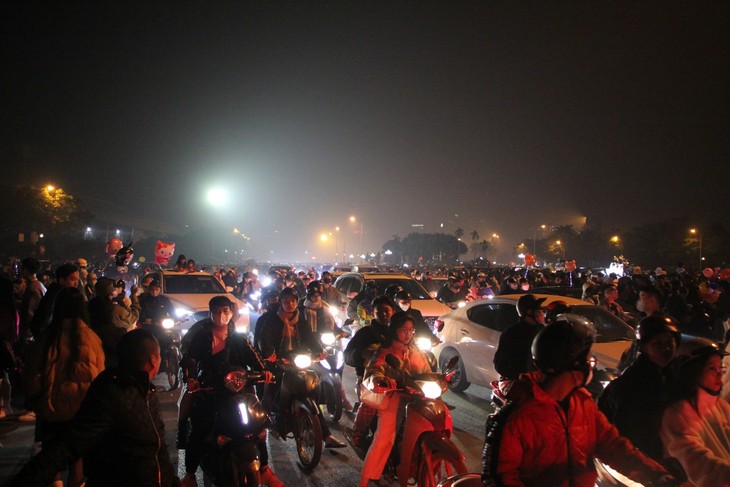 Ngồi đánh bài, chơi cờ trên cầu chờ pháo hoa ở Mỹ Đình - Hình 3 Ngoi danh bai, choi co tren cau cho phao hoa o My Dinh-Hinh-3
