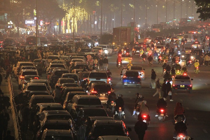 Ngồi đánh bài, chơi cờ trên cầu chờ pháo hoa ở Mỹ Đình Ngoi danh bai, choi co tren cau cho phao hoa o My Dinh