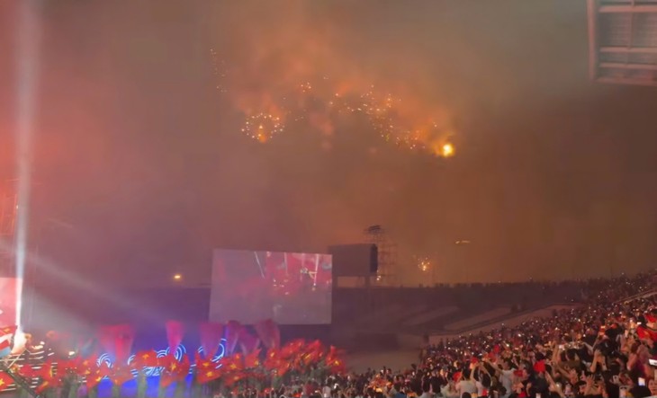 Chen chân ngắm pháo hoa tuyệt đẹp ở sân vận động Mỹ Đình - Hình 2 Chen chan ngam phao hoa tuyet dep o san van dong My Dinh-Hinh-2
